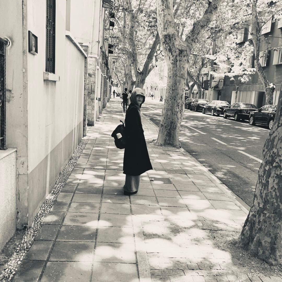 Yiyun 在上海梧桐树街道上